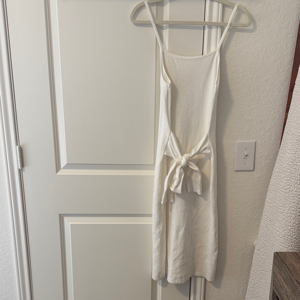 Elegant White Sleeveless Dress